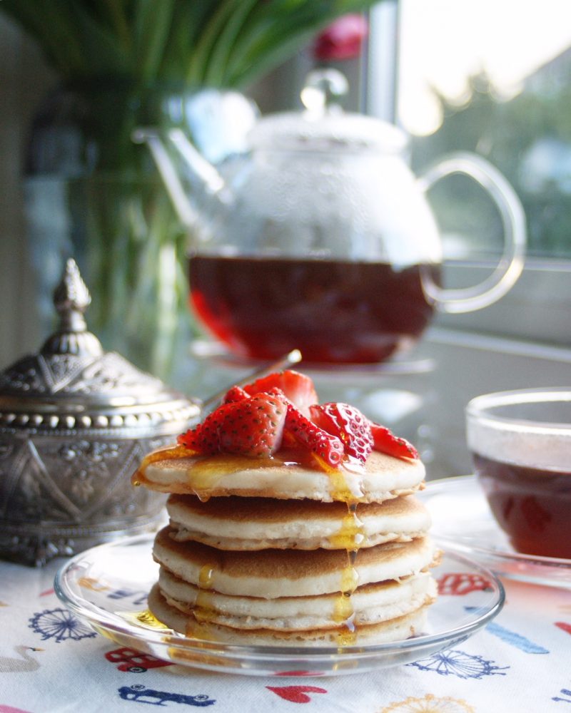 pancakes with strawberries and golden syrup